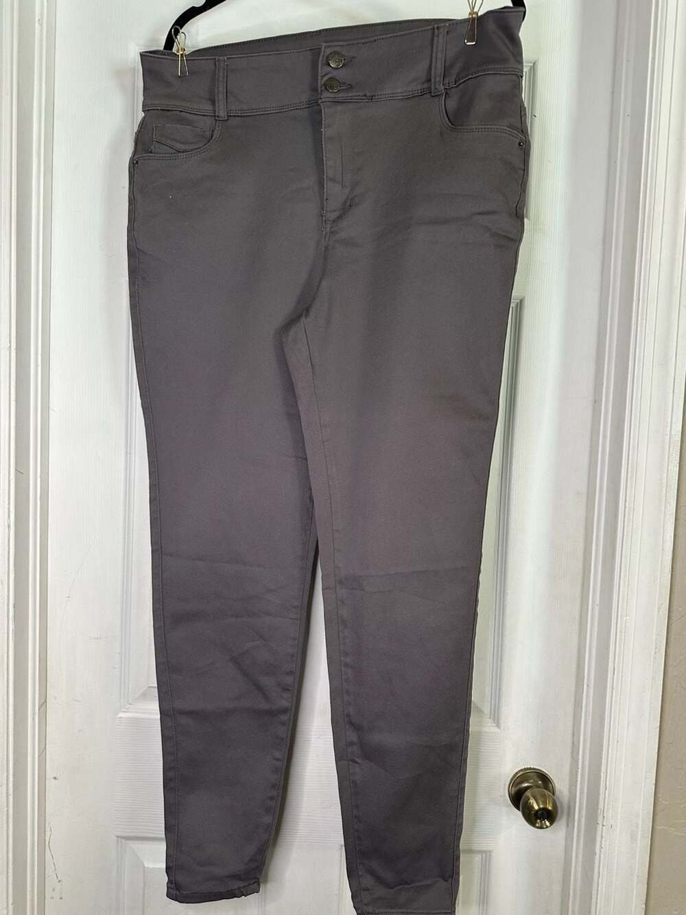 Hybrid & Company Women's Double-Button Stretch Skinny Pants in Charcoal Gray